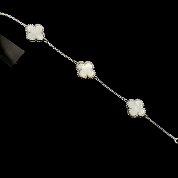 White Yonca G&uuml;m&uuml;ş Bileklik